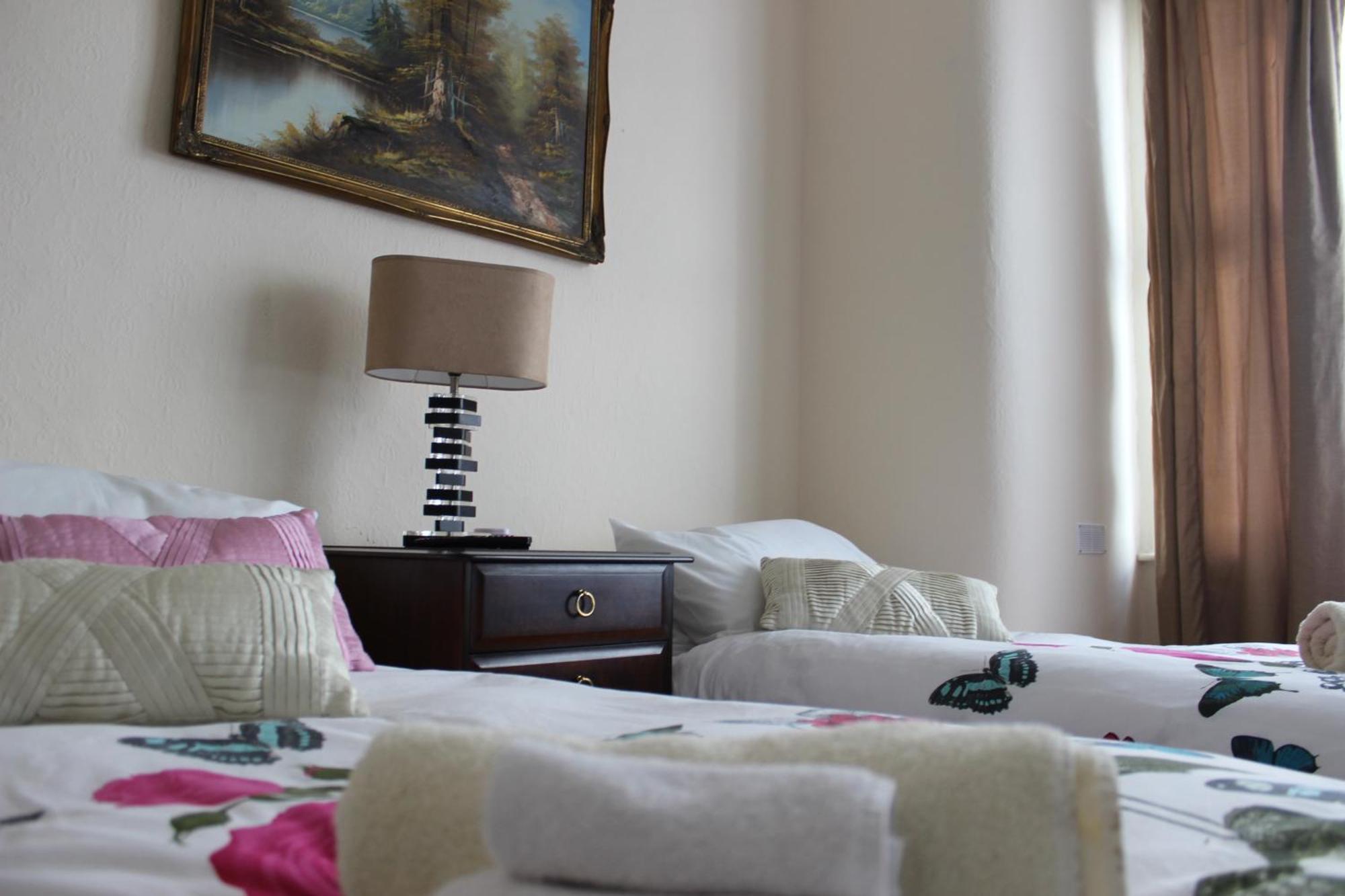 Mother-In-Law Guest House Hotel Leeds Лидс Экстерьер фото