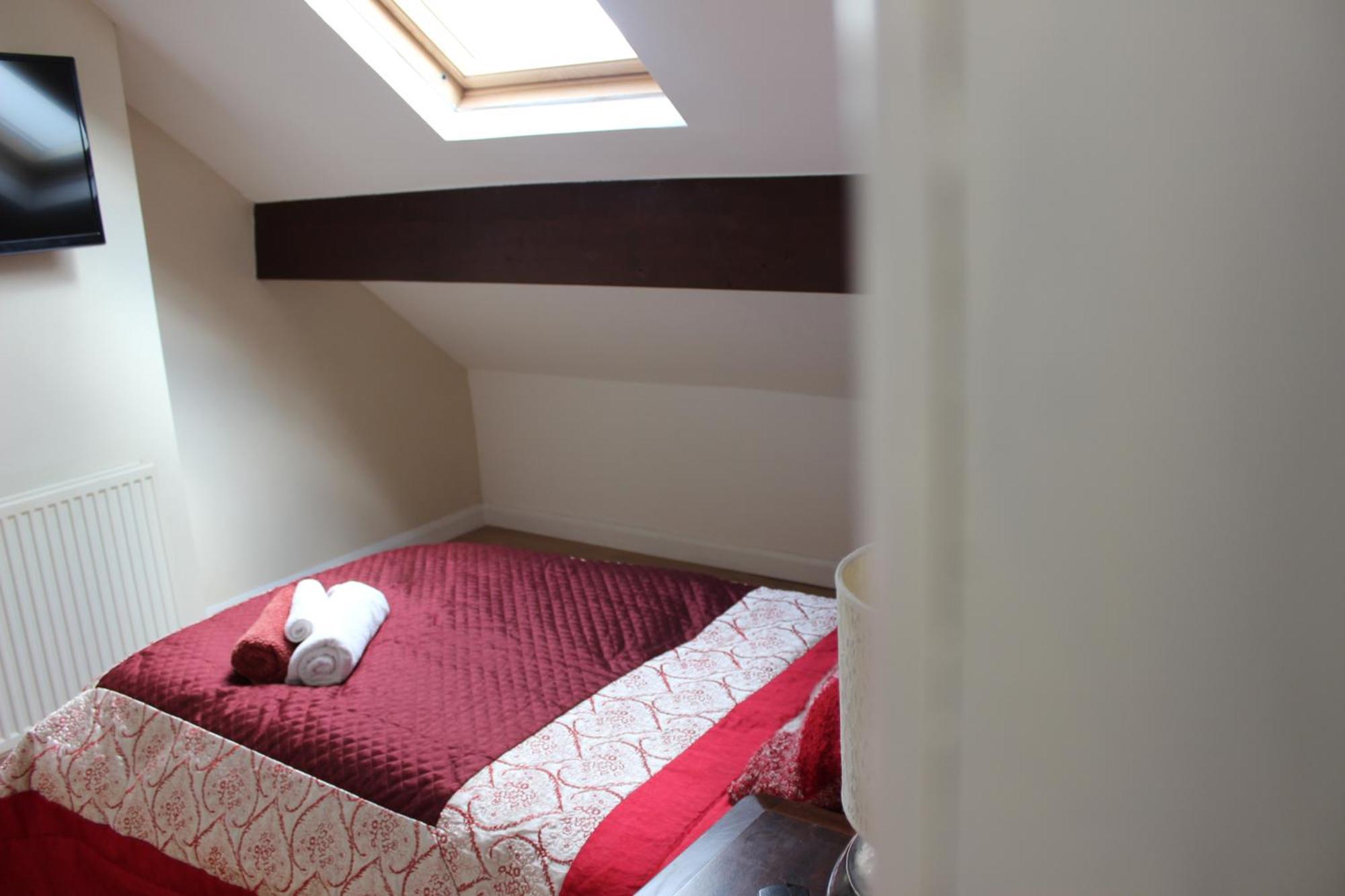 Mother-In-Law Guest House Hotel Leeds Лидс Экстерьер фото