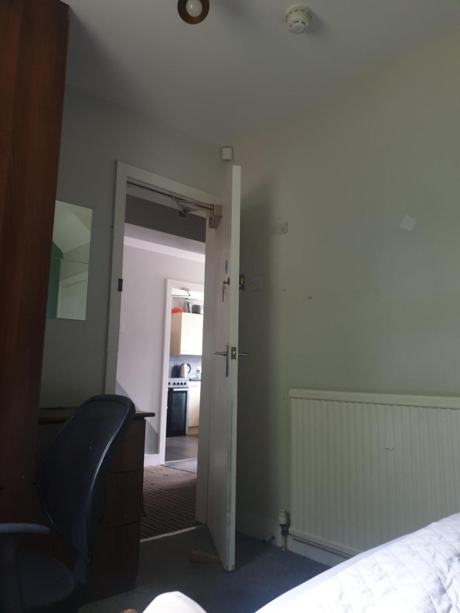 Mother-In-Law Guest House Hotel Leeds Лидс Экстерьер фото