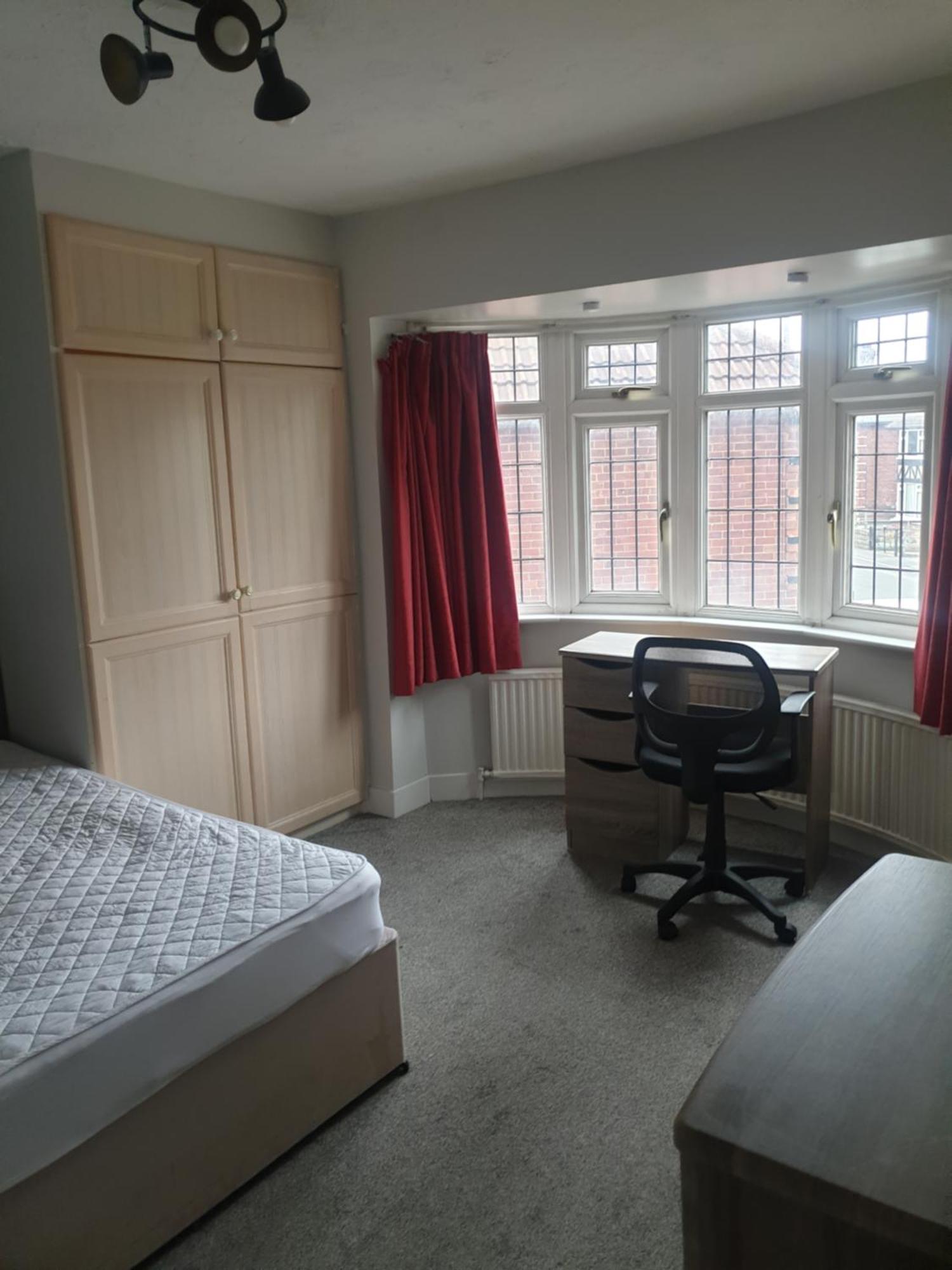 Mother-In-Law Guest House Hotel Leeds Лидс Экстерьер фото