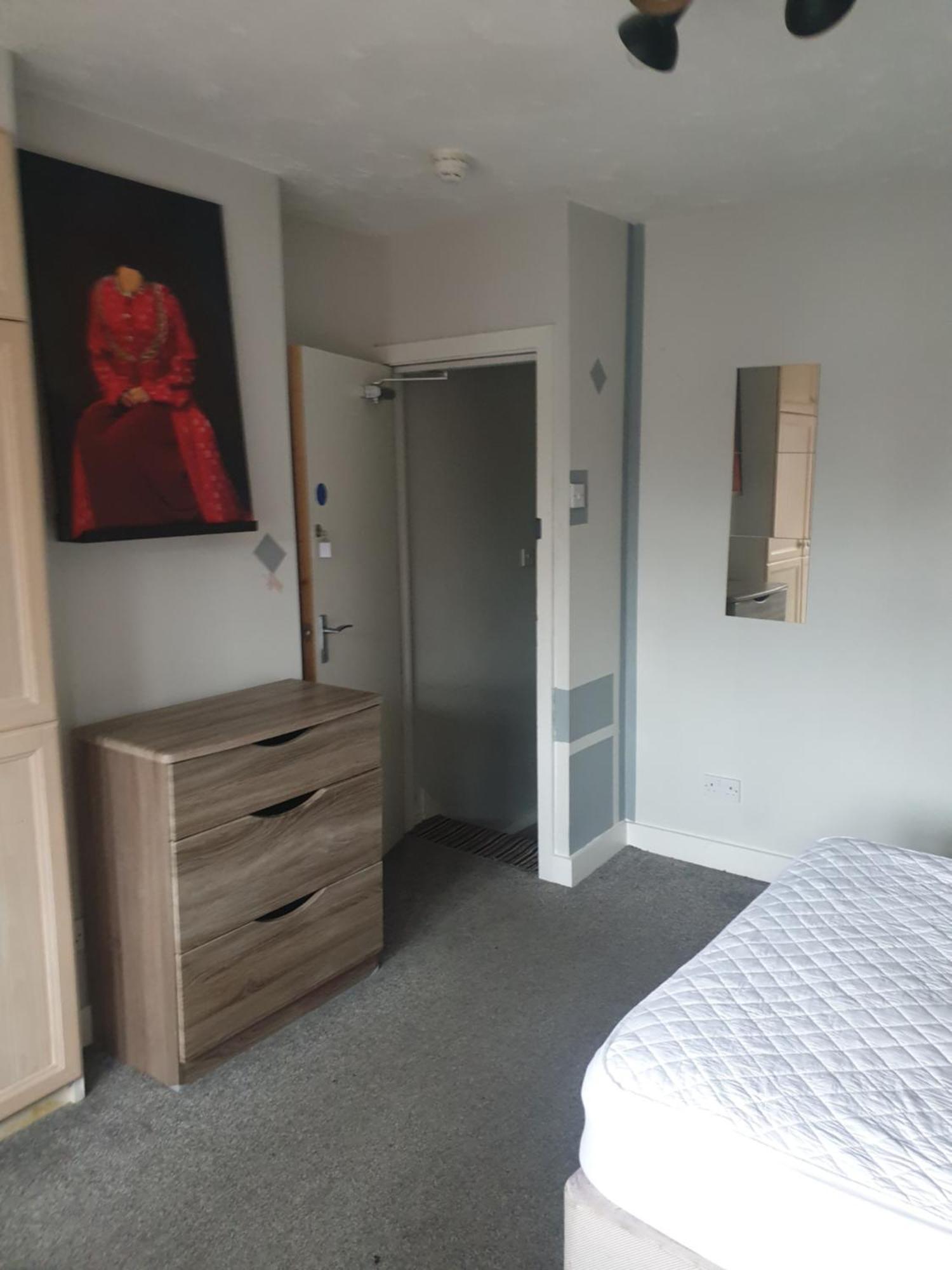 Mother-In-Law Guest House Hotel Leeds Лидс Экстерьер фото